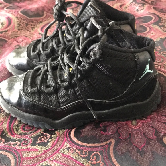 Boys Jordan shoes - Picture 2 of 5